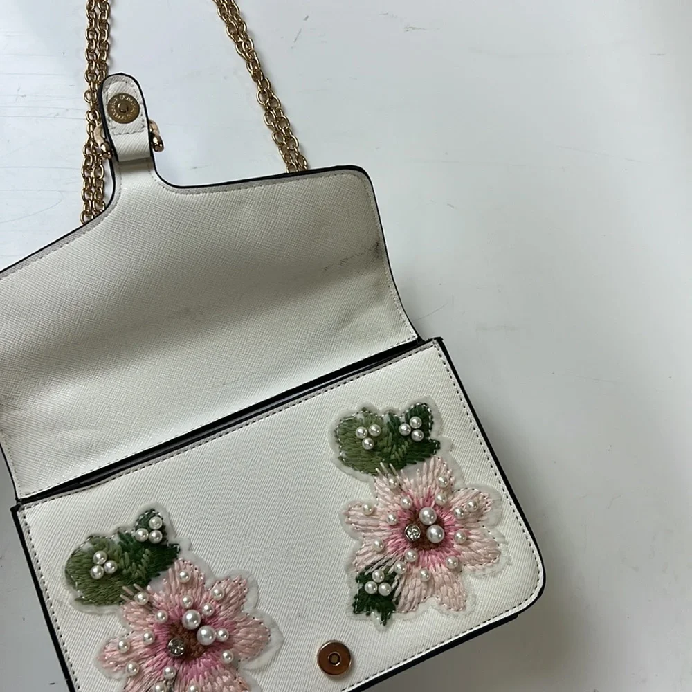 White shoulder bag with chain and embroidered pink flowers and pearls A13-2 - Picture 3 of 6